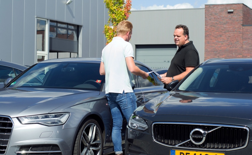 Klant die een bedrijfswagen koopt